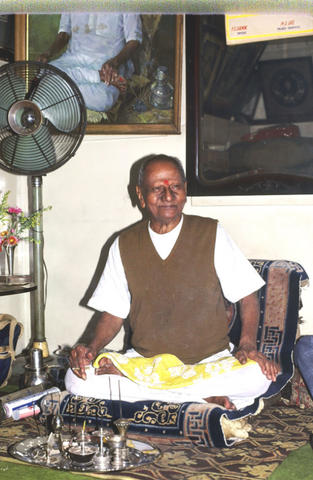 http://www.rumormillnews.com/pix4/MaharajSitting2.jpg